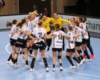 Die Handballerinnen der SG BBM Bietigheim freuen sich über den Sieg gegen Besançon. | Foto: Pressefoto Baumann