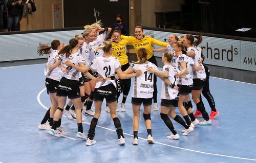Die Handballerinnen der SG BBM Bietigheim freuen sich über den Sieg gegen Besançon. | Foto: Pressefoto Baumann