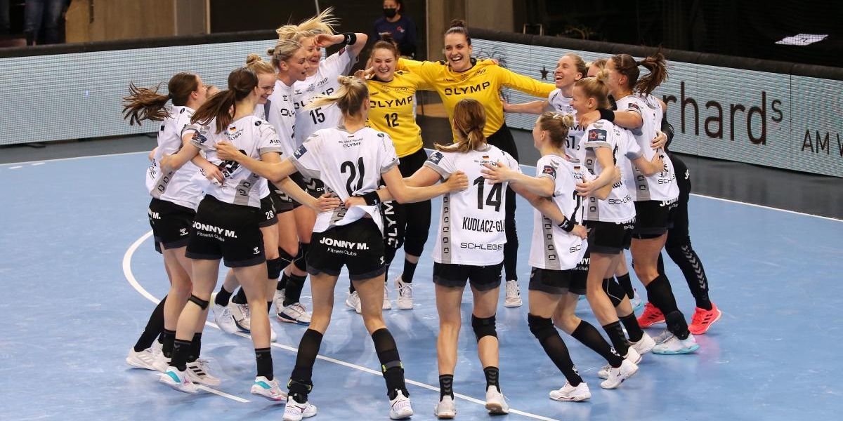 Die Handballerinnen der SG BBM Bietigheim freuen sich über den Sieg gegen Besançon. | Foto: Pressefoto Baumann