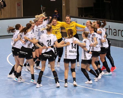 Die Handballerinnen der SG BBM Bietigheim freuen sich über den Sieg gegen Besançon. | Foto: Pressefoto Baumann