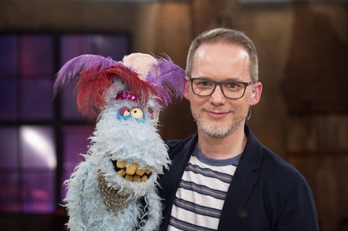 Auch in der "Wiwaldi-Show" gibt es einen Pferdinand, hier zu sehen mit Puppenspieler Martin Reinl. | Foto: IMAGO / Sven Simon Maskottchenparade | Folge 12: Pferdinand
