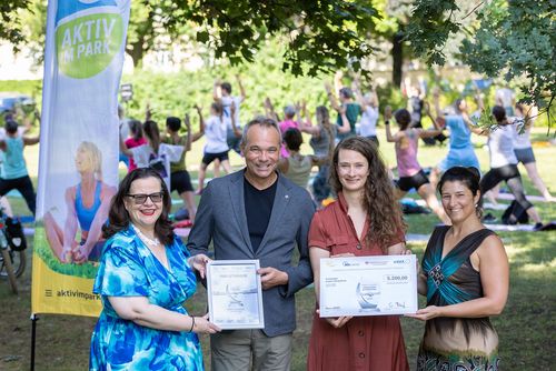 Freuen sich (von links): Ludwigsburgs Erste Bürgermeisterin Renate Schmetz, Carlos Philipp (Leiter der Geschäftsstelle der Bündnis 52-Verbändekooperation Baden-Württemberg), Lea Wilde (Kommunale Gesundheitsförderung Stadt Ludwigsburg) und Sarah Heitz (BKK Landesverband Süd) bei der Preisübergabe auf der Bärenwiese im Rahmen des Yoga-Angebots. | Foto: Stadt Ludwigsburg / Benjamin Stollenberg Ludwigsburg | Auszeichnung für "Aktiv im Park"