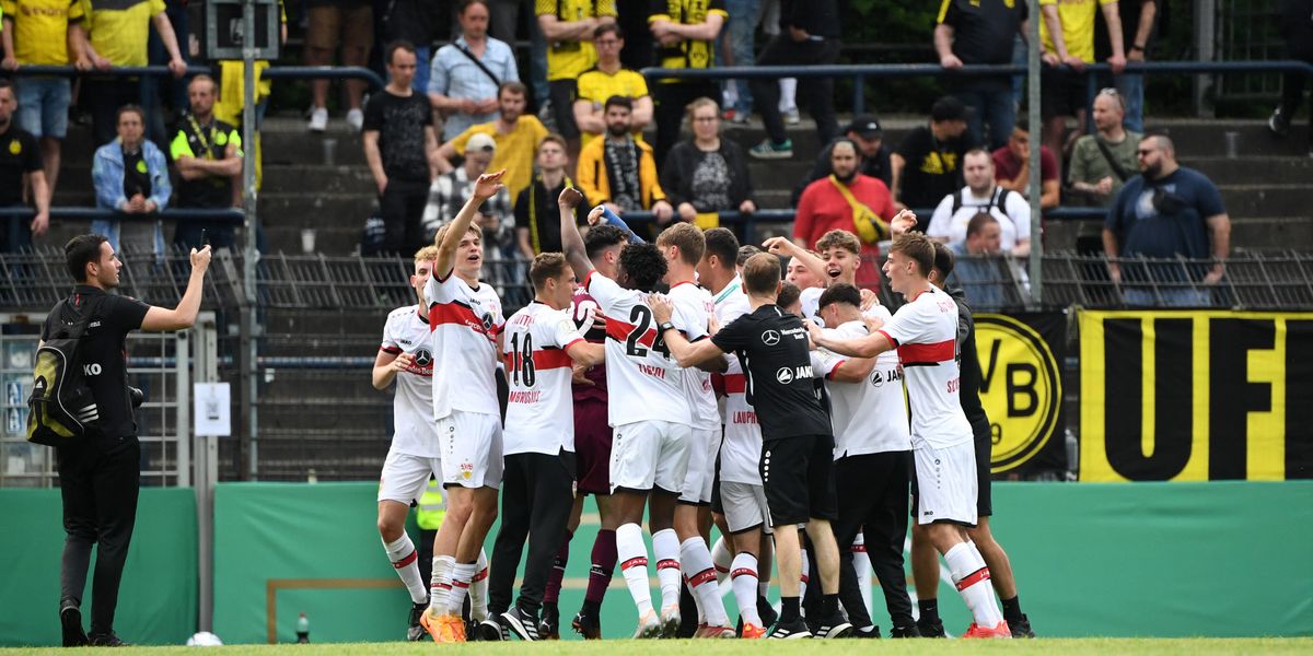 VfB-U-19-Team jubelt