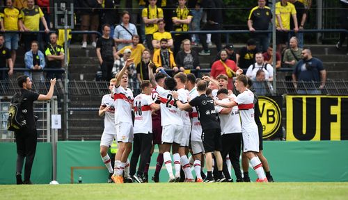 VfB-U-19-Team jubelt