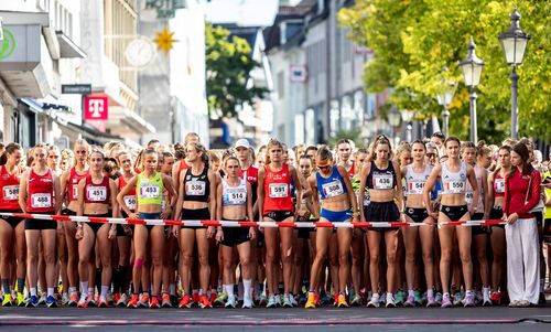 Kira Weis (gelbes Trikot, Nummer 453) setzte sich in der Altersklasse U 23 durch. | Foto: IMAGO / Beautiful Sports Leichtathletik | Gold für Weis, Silber für Lauer