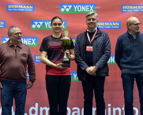 Auszeichnung | Miranda Wilson bekommt Pokal