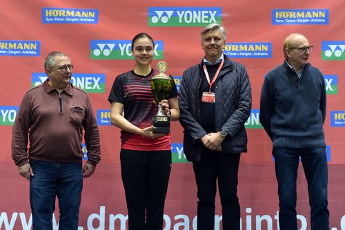 Auszeichnung | Miranda Wilson bekommt Pokal