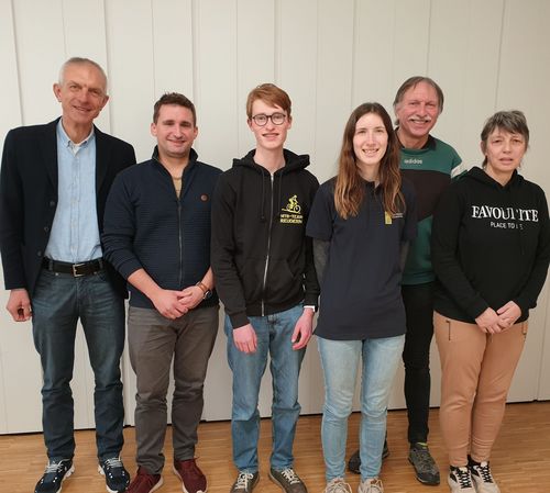 Strahlen um die Wette (von links): WRSV-Vizepräsident Ulrich Bock, Philip Oesterreicher, Marvin Molter, Annika Strölin, Ralf Strölin und WRSV-Präsidiumsmitglied Anja Schweizer. Nicht auf dem Bild ist Roxane Gall. | Foto: WRSV Radsport | Strölin bleibt weiterhin Jugendreferentin