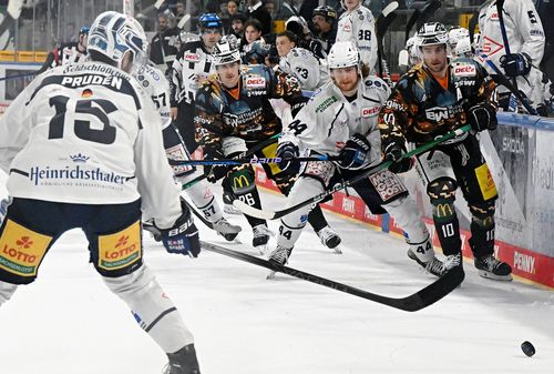 2023 traten die Steelers (dunkle Spielkleidung) im Sondertrikot gegen Dresden an. | Foto: Pressefoto Baumann Trikotsammlung | Folge 11: Halloween und die Steelers