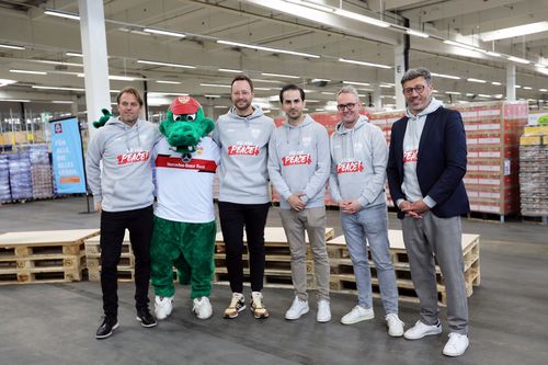 Gemeinsam mit JAKO und ALDI SÜD in Murr unterstützt der VfB Stuttgart einen Ukraine-Hilfstransport von STELP e. V. | Foto: VfB Stuttgart