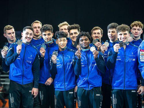 Wetzgaus Turner freuen sich über Silber. | Foto: IMAGO / Eibner Turnen | Wetzgau gewinnt DTL-Silber