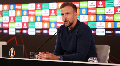 Sebastian Hoeneß und die VfB-Profis streben den Einzug ins Achtelfinale an. | Foto: Pressefoto Baumann SWR Sport | DEIN VfB blickt auf die UEFA Europa League