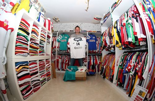 Ralf Burkhart sammelt leidenschaftlich gern Trikots. | Foto: Pressefoto Baumann
Trikotsammlung | Folge 1: Burkharts Trikotmuseum