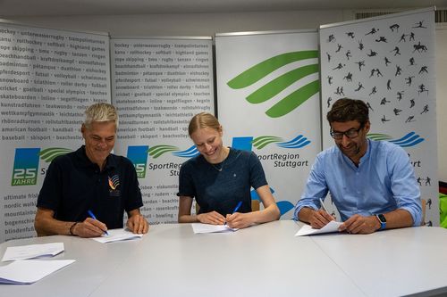 Johanna Göring bei der Vertragsunterzeichnung mit Thomas Fuhry (links) und Matthias Klopfer (rechts). | Foto: Dr. Qingwei Chen Paris-Stipendium | Göring wird Vize-Europameisterin