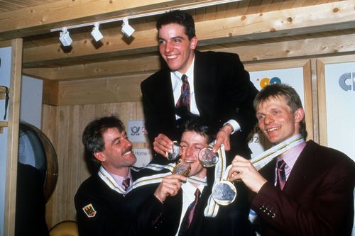 1992 gewannen die deutschen Biathleten Gold in der Staffel. Zwei Jahre später fanden bereits die nächsten Winterspiele statt, da der Turnus umgestellt wurde. | Foto: IMAGO / WEREK ZEITREISE | Olympische Winterspiele – 24. Auflage in Peking