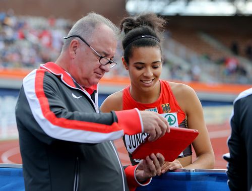 Tamas Kiss (links, mit Marie-Laurence Jungfleisch) ist einer der Referenten. | Foto: Pressefoto Baumann Leichtathletik | WLV-Kongress am 18. November