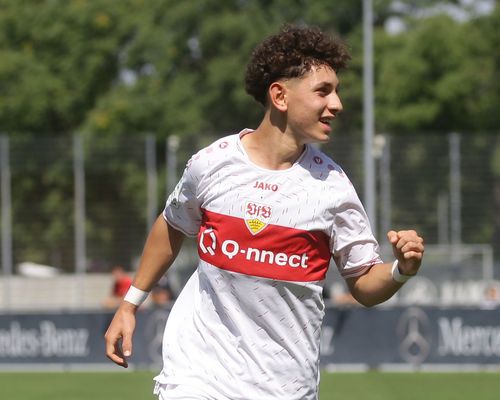 Fußball | Tuncay Durnay setzt sich die Krone auf