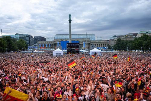 Fans der deutschen Nationalmannschaft jubeln und Feiern beim Fanfest mit Public Viewing auf dem Stuttgarter Schlossplatz. | Foto: IMAGO / Eibner EURO 2024 Stuttgart | Die ganze Stadt wird zum Stadion