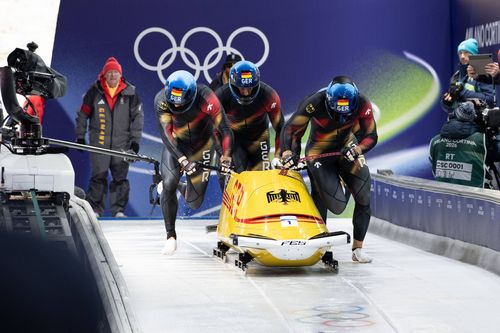 Fahrt zu Gold! Das Quartett um Johannes Lochner holte sich den Titel in Italien. | Foto: IMAGO / HMB-Media Bobsport | Zweimal Olympia-Gold für Johannes Lochner