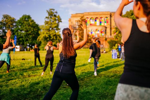 Pro Sport-im-Park-Saison finden zwei Special Events statt. Zu lateinamerikanischen Rhythmen tanzen die Teilnehmerinnen und Teilnehmer beim
Zumba® Special an der Villa Berg. | Foto: Landeshauptstadt Stuttgart / Thomas Niedermüller, Stuttgart | Rund 24.000 Personen bei SPORT IM PARK