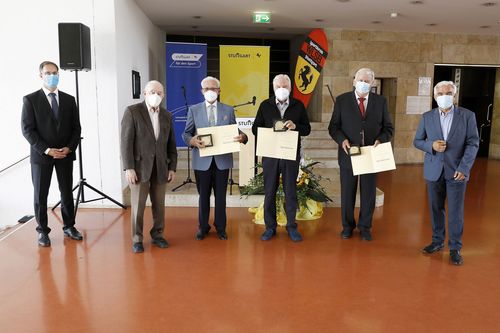 Freude über die Auszeichnung (von links): Bürgermeister Dr. Clemens Maier, Werner Schüle (Vizepräsident Sportkreis Stuttgart), die Stuttgarter Sportpioniere Dr. Josef Brandel, Eckehardt Fritz und Richard Butterweck sowie Sportkreis-Präsident Fred-Jürgen Stradinger. | Foto: LHS / KD Busch Auszeichnung | Drei neue Sportpioniere