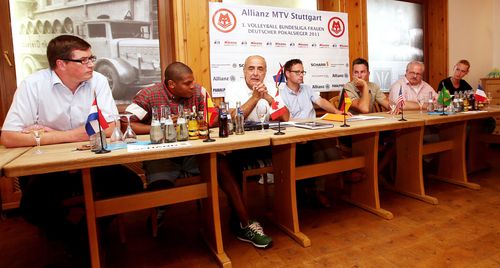Frank Schuhmacher moderiert auch Pressekonferenzen. | Foto: Pressefoto Baumann MIKRO AN! | Frank Schuhmacher