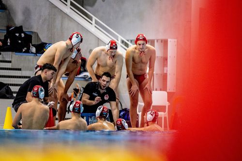 So soll es sein: Der Trainer spricht, die Mannschaft hört zu - so wie hier bei den Wasserballern des SV Cannstatt. | Foto: Benjamin Lau Aktionstag | Mehr Anerkennung für den Coach