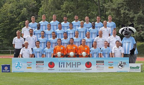 In der Saison 2015/2016 schaffte es Waldi erstmals aufs Mannschaftsfoto der Stuttgarter Kickers. | Foto: Pressefoto Baumann Maskottchenparade | Folge 9: Waldi