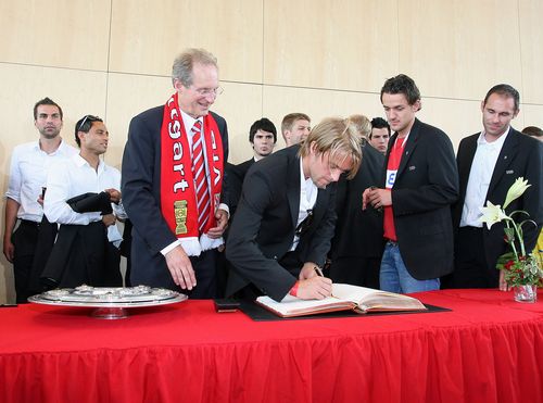 Nach der Meisterschaft 2007 durften sich die VfB-Spieler ins Goldene Buch der Stadt Stuttgart eintragen. | Foto: Pressefoto Baumann Sportliche Filme | Folge 12: RISE & FALL of VfB Stuttgart