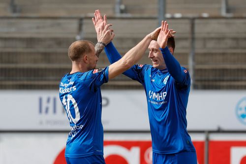Kevin Dicklhuber (links) und Leon Maier freuen sich über die Erfolgsserie der Stuttgarter Kickers. | Foto: Pressefoto Baumann Regio TV | Kickers bleiben auf Regionalliga-Kurs