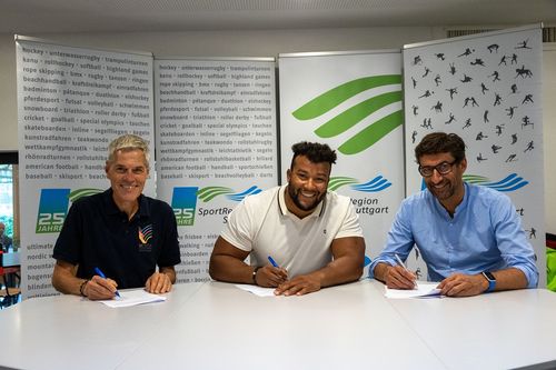 Der Ringer Jello Krahmer bei der Vertragsunterzeichnung mit Thomas Fuhry (links) und Matthias Klopfer (rechts). | Foto: SportRegion Stuttgart / Dr. Qingwei Chen Paris-Stipendium | Krahmer wird Deutscher Meister