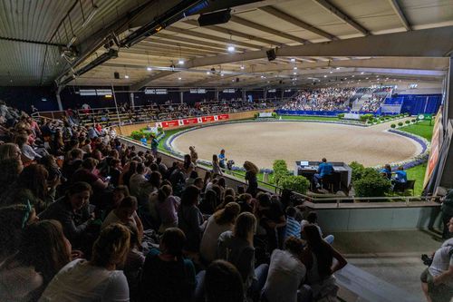 Die Titelkämpfe fanden in der Aachener Albert-Vahle-Halle statt. | Foto: IMAGO / eu-images Pferdesport | Sieg beim Deutschen Voltigierpokal