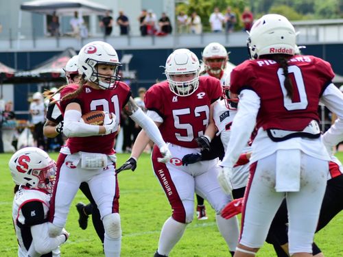 Die Hamburg Pioneers Amazons (rote Trikots) haben in Stuttgart den Titel gewonnen. | Foto: Thorsten Meller American Football | Sisters sind Deutscher Vizemeister