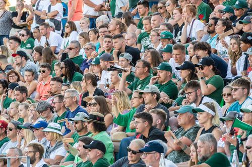 Der Anhang der Unicorns freut sich auf das Weihnachtssingen. | Foto: Manfred Löffler Haller Weihnachtssingen | Event im OPTIMA Sportpark