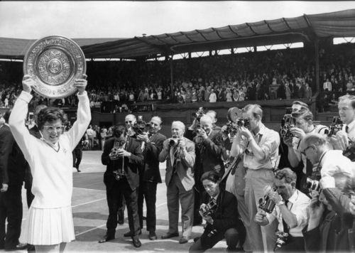 Billie Jean King gewann allein in Wimbledon 20 Titel. | Foto: IMAGO / ZUMA Press/Keystone ZEITREISE | Frauentennis – Vom Nebenplatz zum Equal Pay