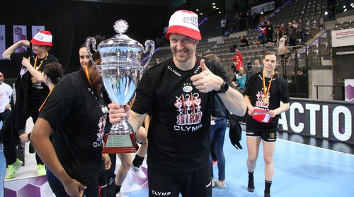 Trainer Markus Gaugisch und die Bietigheimer Handballerinnen freuen sich über den Titelgewinn. | Foto: Pressefoto Baumann Handball | Bietigheim holt das Triple im DHB-Pokal