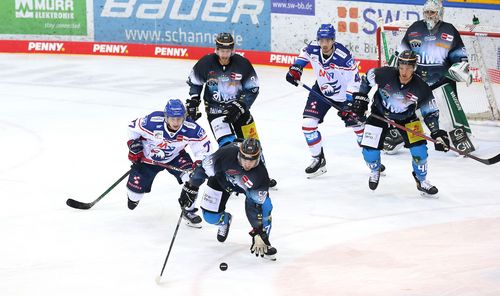 2021 bekamen es die Steelers (dunkle Spielkleidung) mit den Adlern aus Mannheim zu tun. | Foto: Pressefoto Baumann Trikotsammlung | Folge 11: Halloween und die Steelers