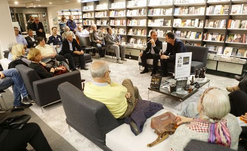Autor Peter Stoltefoht bei einer Lesung in Stuttgart. | Foto: Pressefoto Baumann Sportbücher | Folge 7: AUF UND AB