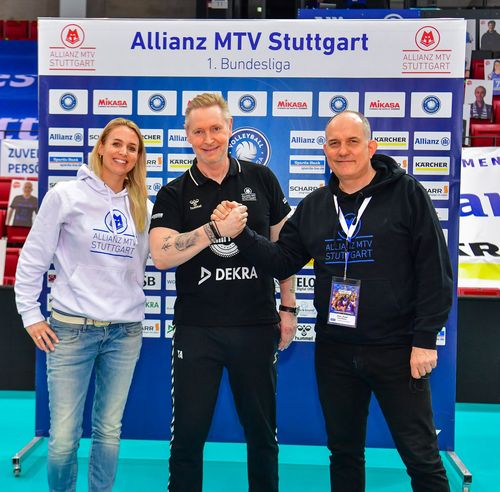 Sie setzen die Zusammenarbeit fort (von links): Kim Renkema, Tore Aleksandersen und Aurel Irion. | Foto: Jens Körner / Bildermacher Sport Volleyball | Trainer Tore Aleksandersen bleibt an Bord