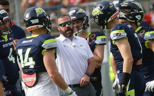Das Trainerteam gibt den Takt vor. | Foto: Pressefoto Baumann Sportliche Filme | Folge 7: TOUCHDOWN