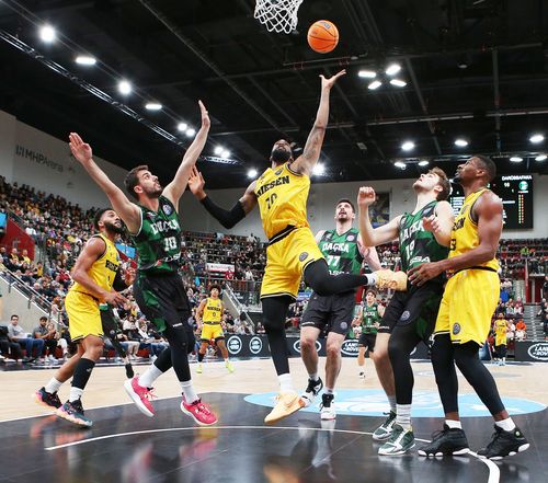 Wer kommt weiter – die MHP RIESEN (gelbe Spielkleidung) oder Darüssafaka SK Istanbul? | Foto: Pressefoto Baumann Sportveranstaltungen in dieser Woche